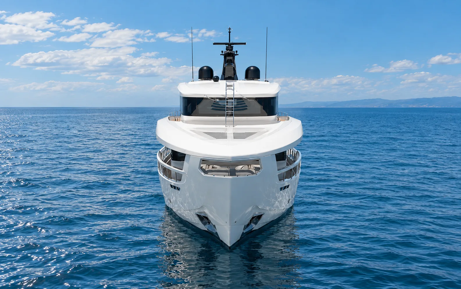 The bow seen head-on from the water