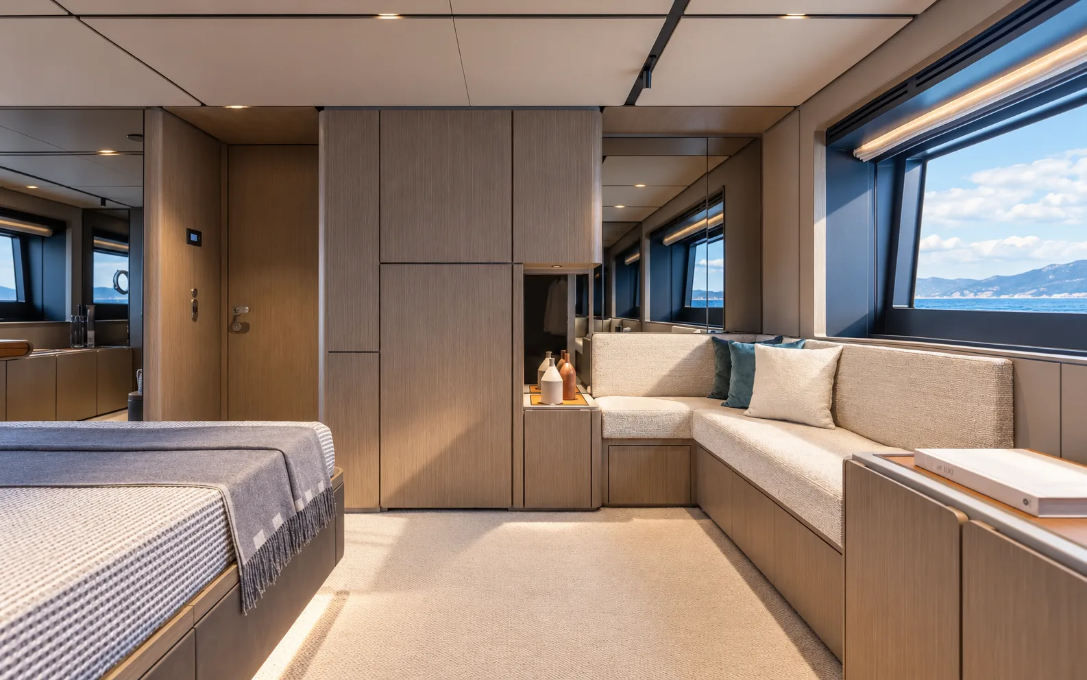 Cabin with a sofa beneath the hull window