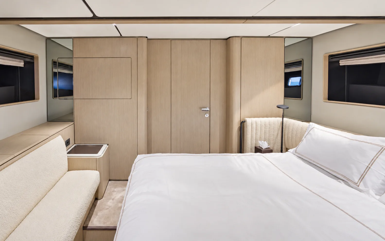 Double cabin with a sofa at the foot of the bed
