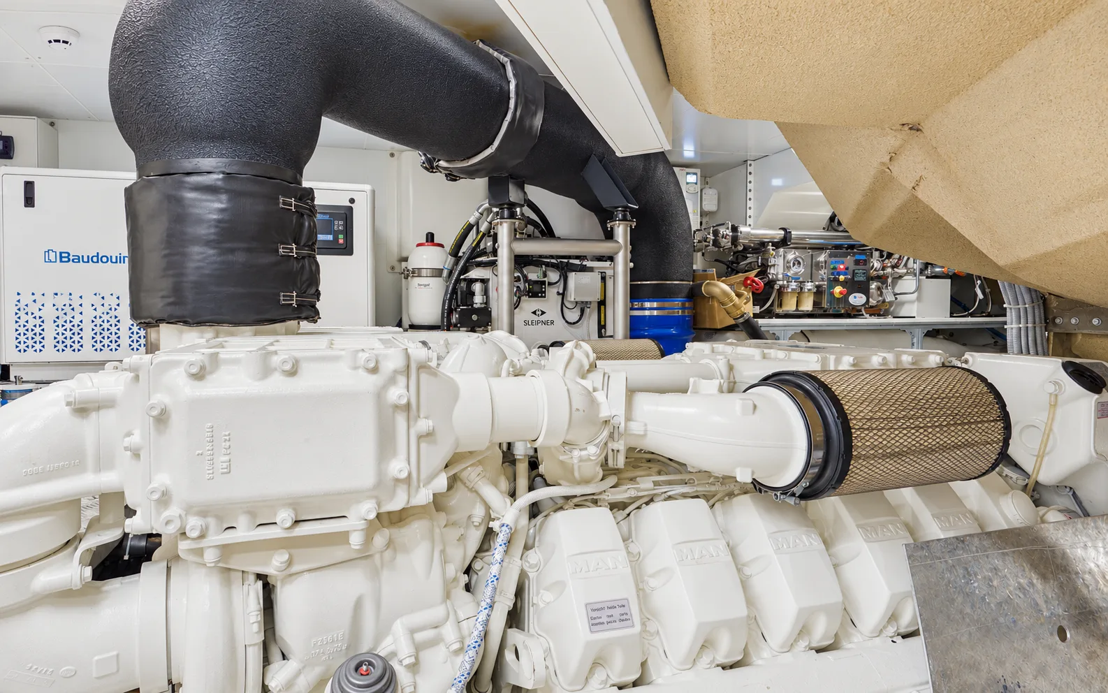 MAN engine with its intake and exhaust